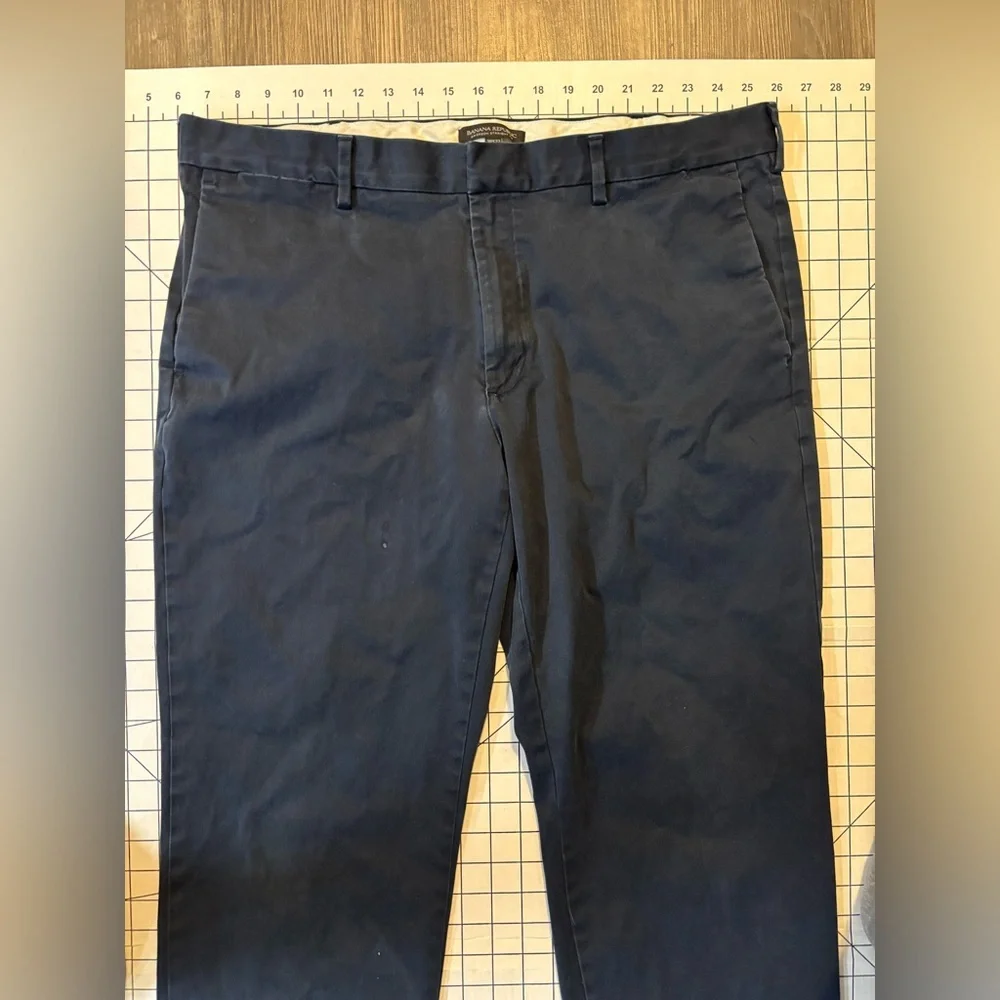 Banana Republic Men’s Size 38/32 Navy‎ Emerson Straight Fit Chino Pants